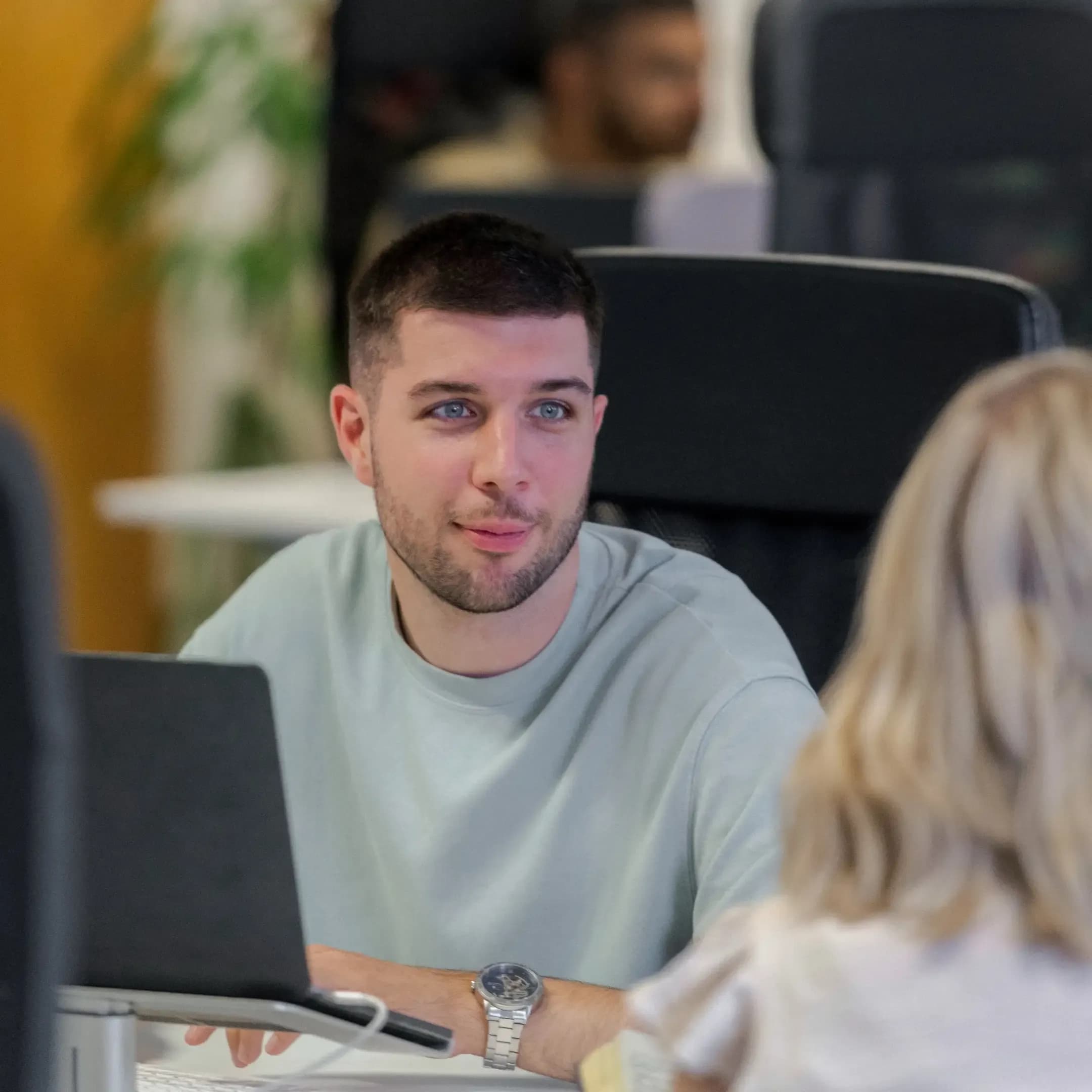 Joe working with Lindsay analysing some data